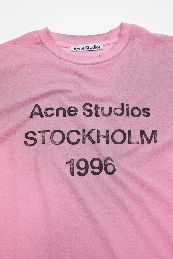 T-shirtar med sprayat 1996-logo