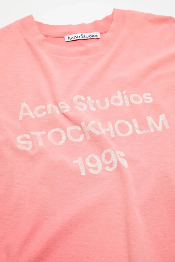 T-shirtar med sprayat 1996-logo