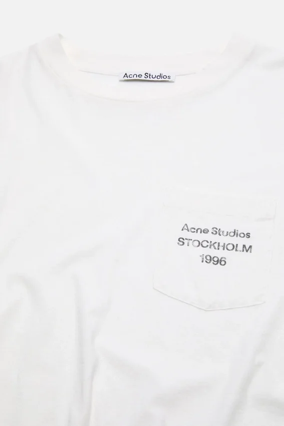 T-shirtar med sprayat 1996-logo