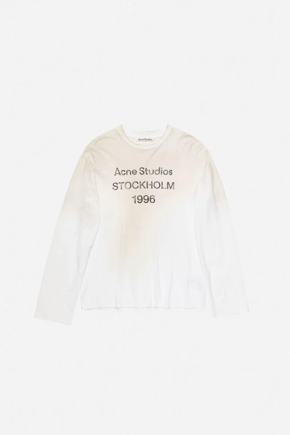 T-shirtar med sprayat 1996-logo
