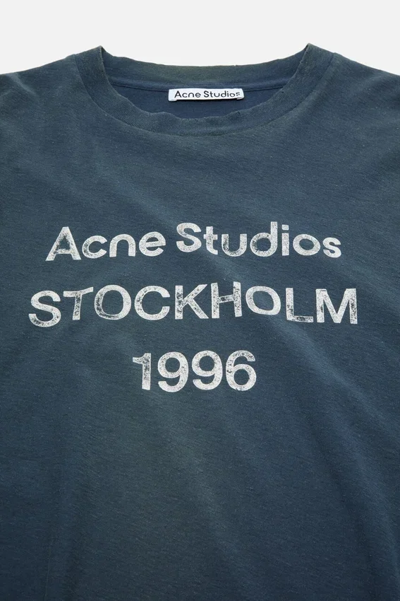 T-shirtar med sprayat 1996-logo