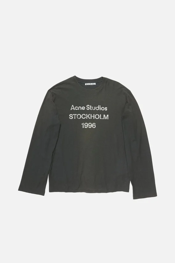 T-shirtar med sprayat 1996-logo
