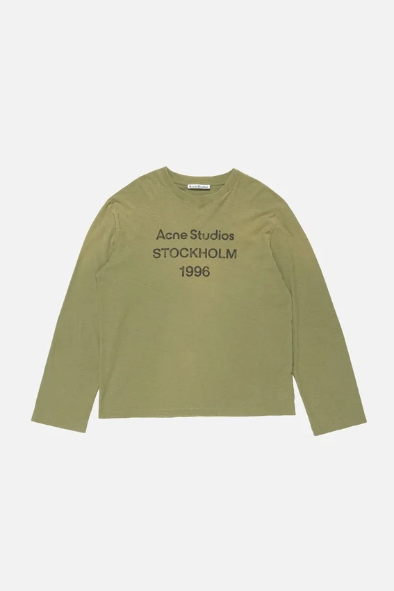 T-shirtar med sprayat 1996-logo