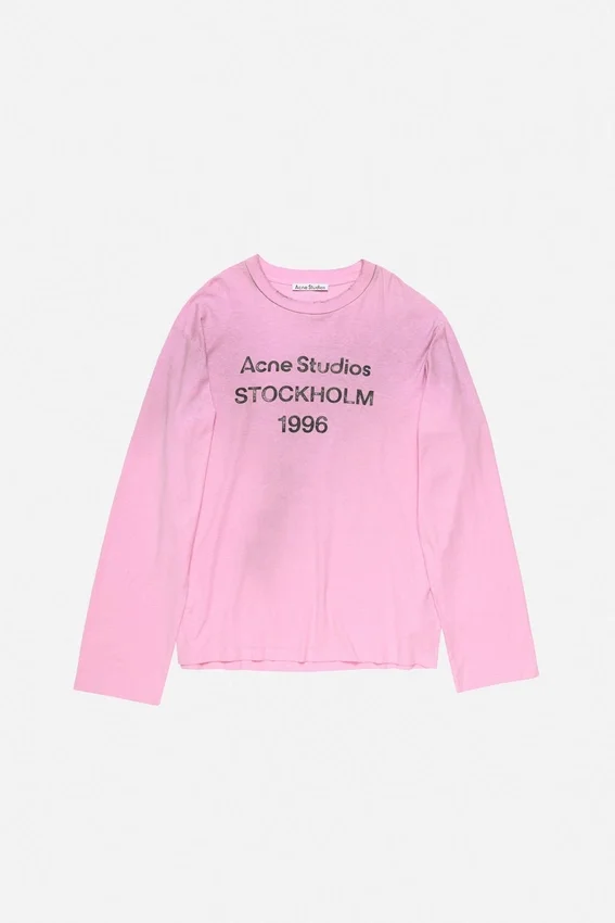 T-shirtar med sprayat 1996-logo