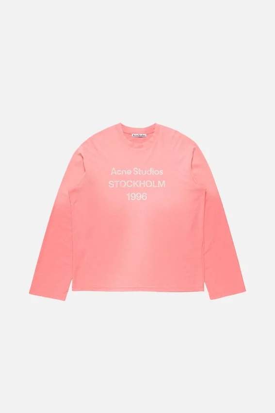 T-shirtar med sprayat 1996-logo