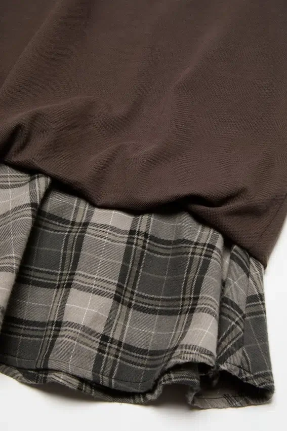 T-shirtklänning i lager-på-lager-stil