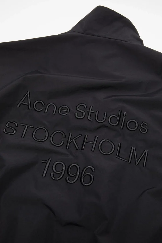 Teknisk jacka med logotyp