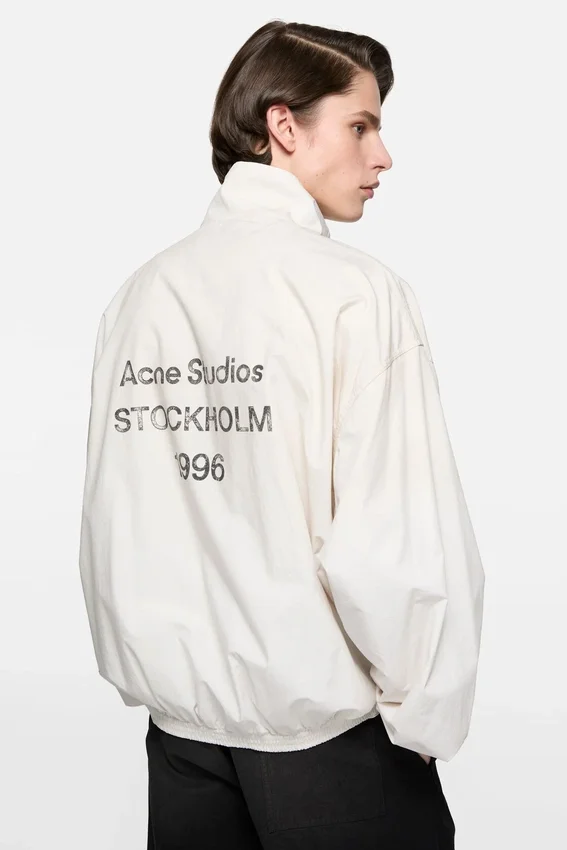 Tvättad jacka med logotyp