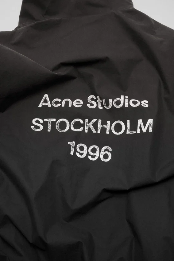 Tvättad jacka med logotyp