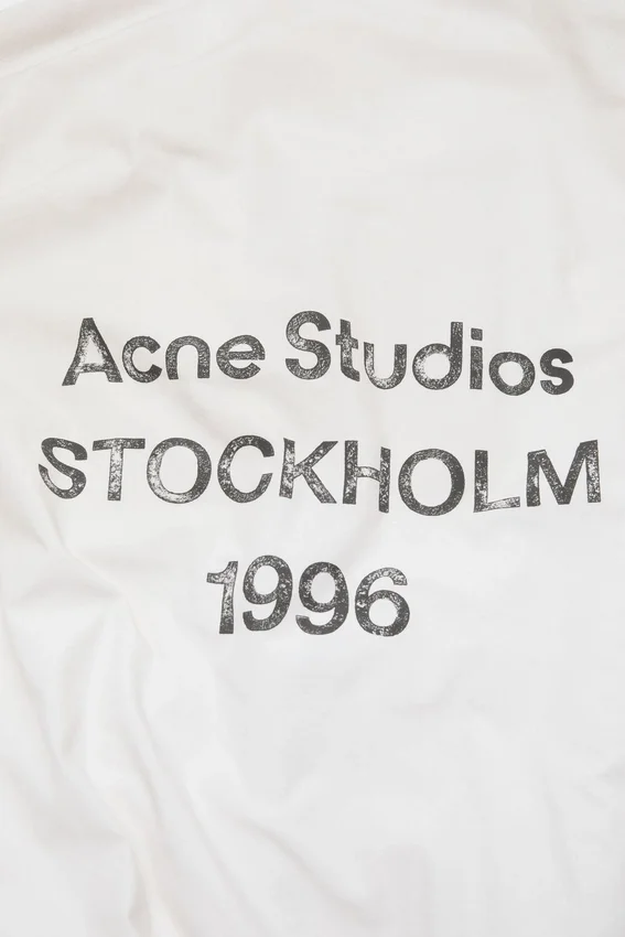 Tvättad jacka med logotyp