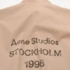 Tvättad jacka med logotyp