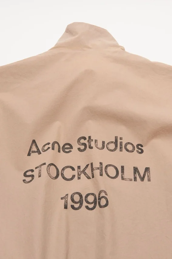 Tvättad jacka med logotyp