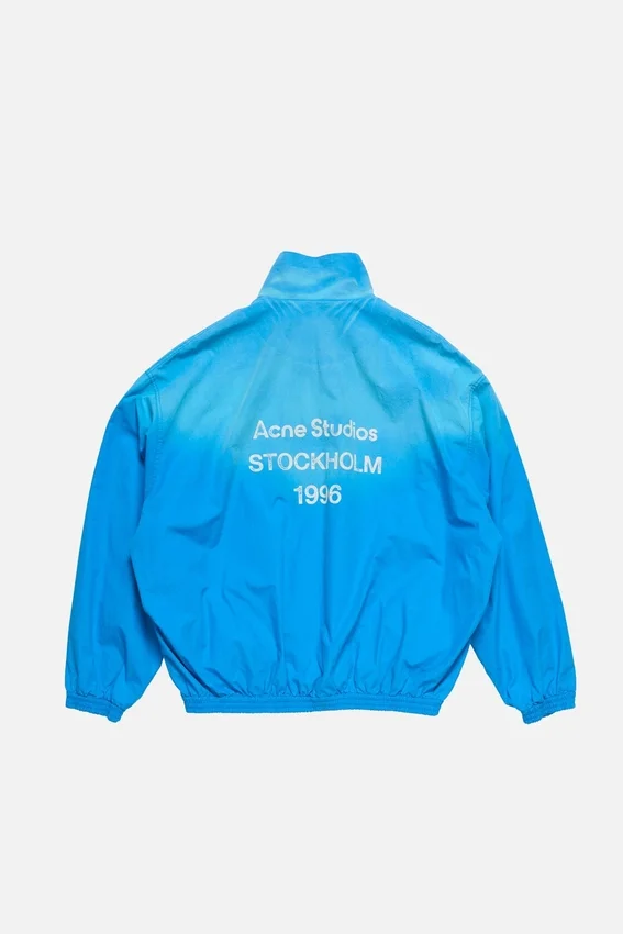 Tvättad jacka med logotyp