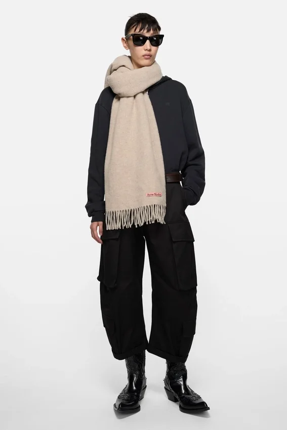 Ullhalsduk med fransar – oversized