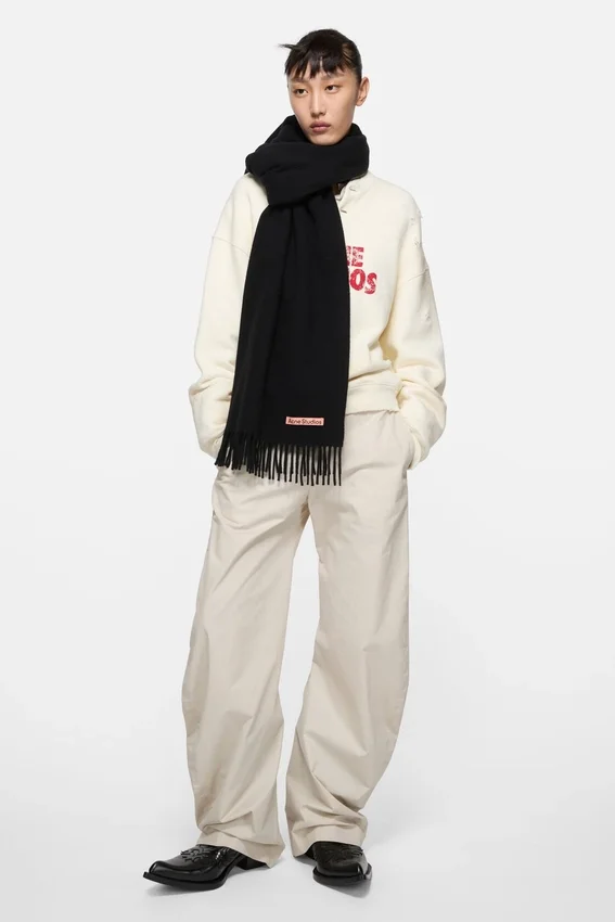 Ullhalsduk med fransar – oversized