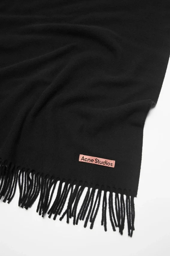 Ullhalsduk med fransar – oversized