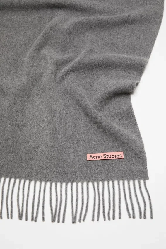 Ullhalsduk med fransar – oversized
